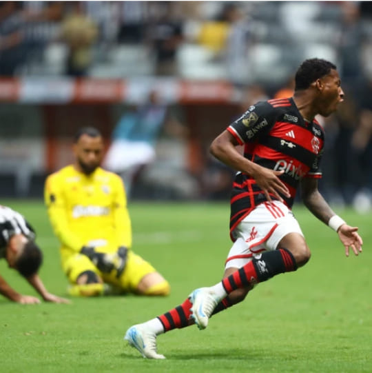 Em uma virada impressionante, o Flamengo conseguiu uma vitória por 2 a 1 sobre o Cuiabá na Arena Pantanal